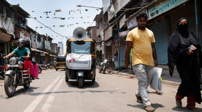 India, mayo de 2021. Un tuk-tuk utilizado por MSF para difundir mensajes de promoción de la salud sobre cómo evitar el covid-19 se mueve por las calles del distrito M-East Ward de Mumbai. Foto: Premananda Hessenkamp 