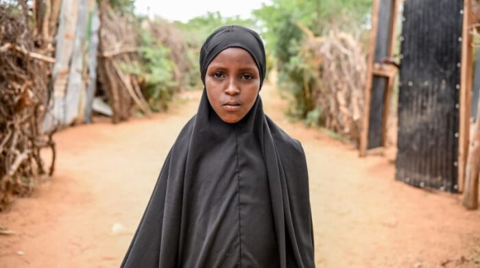 Campo de refugiados de Dadaab, Kenya, mayo de 2021. Habiba, de diez años, vive con diabetes tipo 1 y necesita inyectarse insulina dos veces al día. MSF le enseñó a inyectarse ella misma y se lleva la insulina a casa, guardándola en una heladera portátil. Foto: Paul Odongo/MSF 