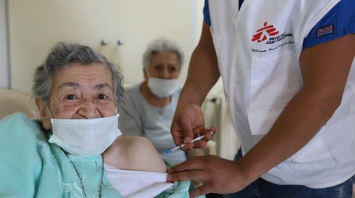 Líbano, junio de 2021. Una anciana es vacunada contra covid-19 por un miembro del equipo móvil de vacunación de MSF en un hogar de ancianos en Shayle. Foto: Tracy Makhlouf/MSF 