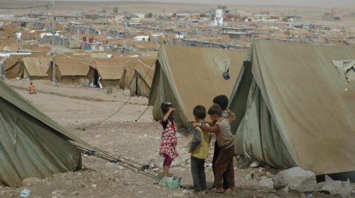 Campo de refugiados de Domiz, Irak El campo de refugiados de Domiz, en Irak, se estableció a principios de 2012 en la región kurda de Irak, cerca de la ciudad de Dohuk. En octubre de 2012, albergó a casi 15.000 refugiados sirios de origen kurdo. Durante ese período, Médicos Sin Fronteras (MSF) fue el principal actor sanitario, ofreciendo consultas médicas, atención de salud mental y capacitaciones para el personal sanitario. Octubre de 2012. Foto: Fayçal Touiz / MSF