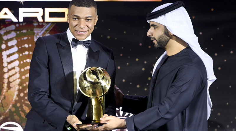 Kylian Mbappé recibió el premio de jugador del año en la gala de los Globe Soccer Awards, en Dubai. Foto: DPA