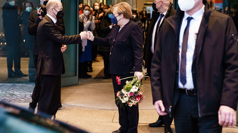 Merkel traspasa el poder a Scholz en Alemania