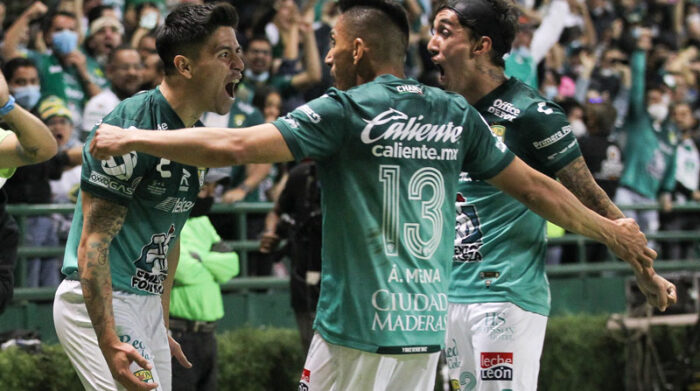 Víctor Dávila (i), Ángel Mena (c) y Omar Fernández de León celebran un gol ante Atlas, durante el partido de ida por la final del torneo Apertura 2021 de la Liga mexicana. Foto: EFE