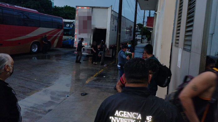 Policías, agentes de la Fiscalía y paramédicos participaron en el rescate de las víctimas del siniestro de un camión con migrantes en México, que dejó 55 fallecidos y más de un centenar de heridos. Foto: DPA