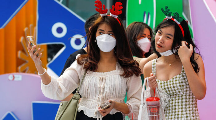 La OMS alertó a la ciudadanía sobre los riesgos de contagio de covid-19, durante las celebraciones de Navidad. Foto: EFE