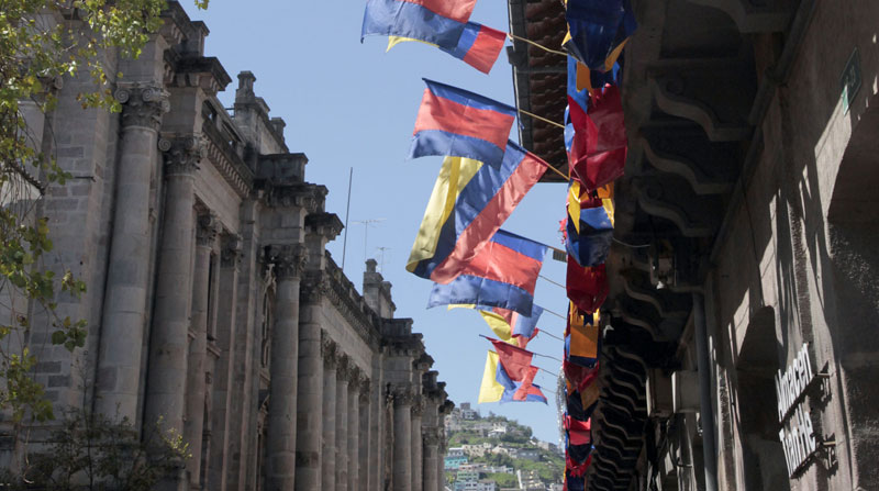En Quito, una Ordenanza establece que se deben izar las Banderas de Ecuador y de la capital en fechas cívicas. Foto: Patricio Terán/ EL COMERCIO