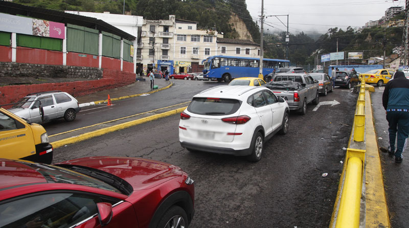Imagen referencial. Los martes no pueden circular los autos cuyas placas terminen en 3 y 4. Foto: archivo / EL COMERCIO