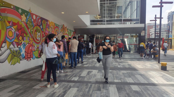 El carnet de vacunación y la cédula de identidad son los requisitos para ingresar a los centros comerciales en Quito. Foto: Ivonne Mantilla/ EL COMERCIO