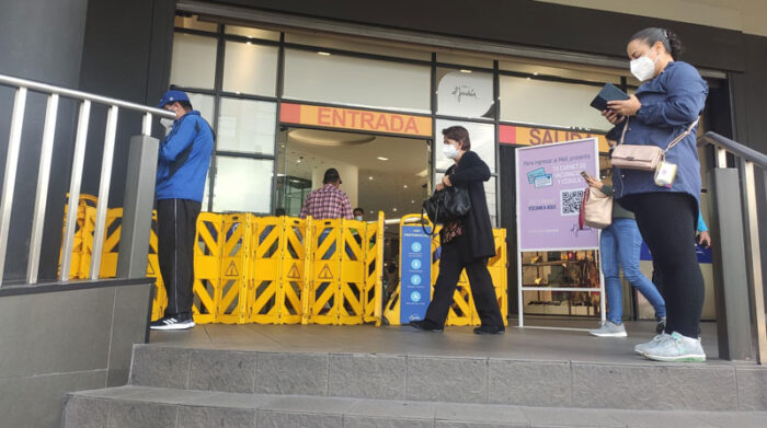 En el ingreso a los centros comerciales se colocaron protecciones para controlar el ingreso de las personas a las instalaciones. Foto: Ivonne Mantilla/ EL COMERCIO