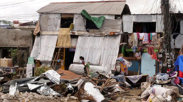 El tifón Rai ha dejado devastación a su paso por una isla de Indonesia. Foto: EFE