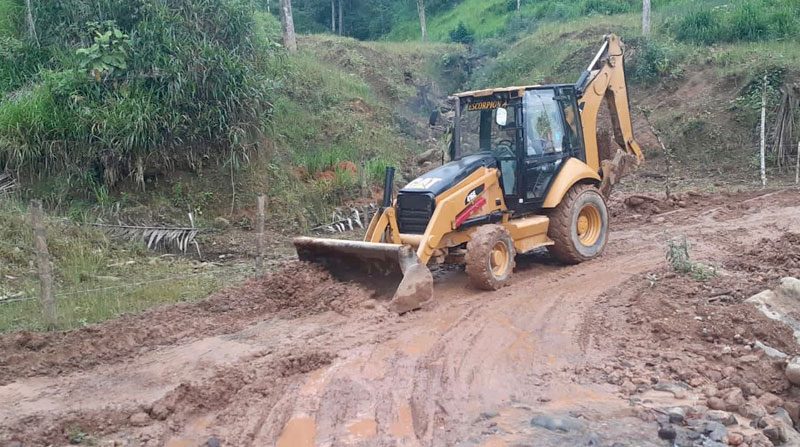 Las autoridades locales realizan distintos trabajos en la provincia para mitigar los efectos de las lluvias. Foto: Twitter Prefectura Tsáchila