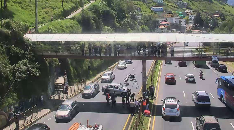 A través de las cámaras de video vigilancia se captó el siniestro. Un auto gris se impactó contra la columna de un puente de manera frontal. Foto: Twitter de @ECU911Quito