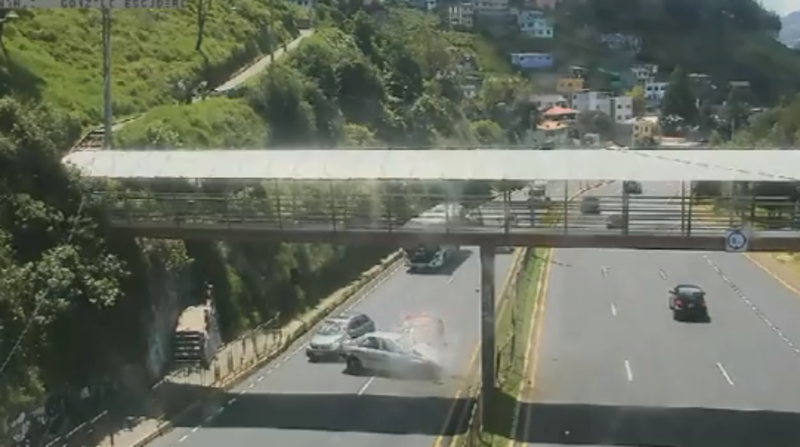 A través de las cámaras de video vigilancia se captó el siniestro. Un auto gris se impactó contra la columna de un puente de manera frontal. Foto: captura de pantalla
