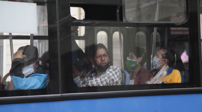 En el transporte público, un hombre es el único que se animó a bajarse la mascarilla. Foto: Galo Paguay / EL COMERCIO
