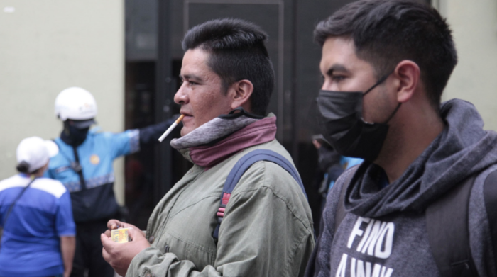 A los fumadores no les queda otra que bajarse la mascarilla en los espacios abiertos de la ciudad. Foto: Galo Paguay / EL COMERCIO