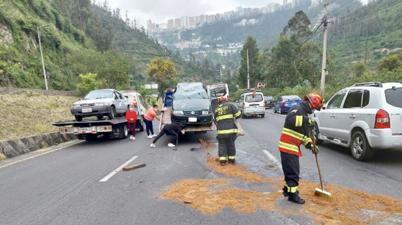 Un siniestro de tránsito se reportó la mañana de este sábado 25 de diciembre de 2021 en la av. Simón Bolívar y De los Conquistadores, sector Guápulo, sur - norte. Foto: cortesía Bomberos Quito