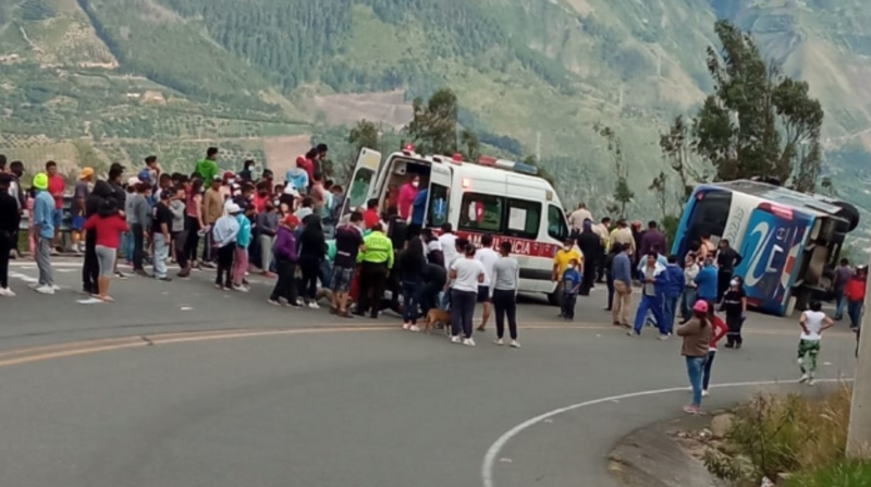 El bus viajaba desde la ciudad de Cuenca hacia Baños cuando perdió pista y se volcó y estrelló contra una baranda metálica. Foto: cortesía