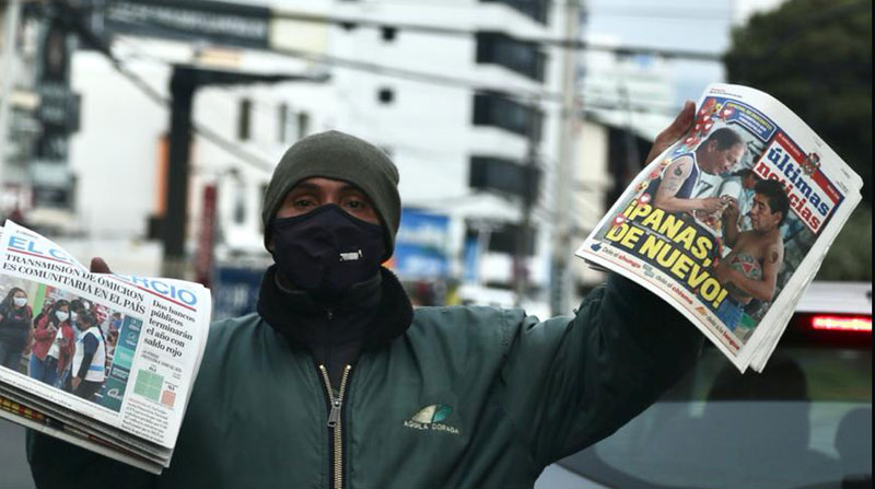 Los voceadores ofertaban los ejemplares de inocentes desde tempranas horas en Quito. Foto: Diego Pallero/ EL COMERCIO