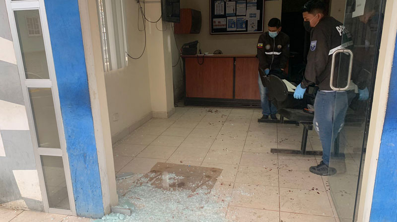 Los armados llegaron en un vehículo y atacaron una UPC en Esmeraldas. Un policía falleció por los impactos de bala. Foto: Twitter Fiscalía