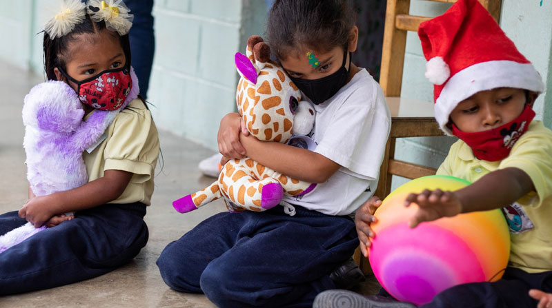 La iniciativa recolecta peluches que pertenecieron a otras personas para donarlos a niños de escasos recursos en Venezuela. Foto: EFE