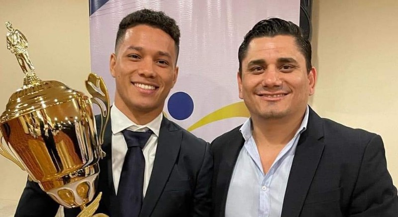 Bryan Garboa, premiado como el mejor judoca sub 21, junto al presidente de Fedeguayas, Roberto Ibáñez. Foto: Cortesía