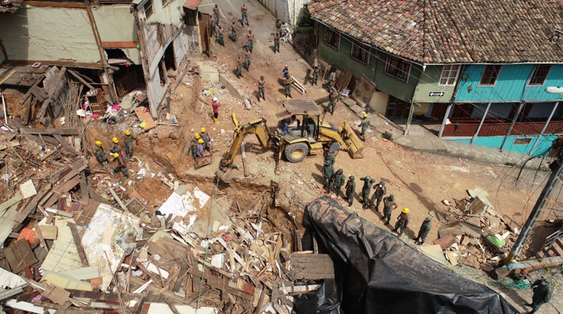 Maquinaria del Ejército retira escombros del interior del socavón en la calle Colón, en el centro de Zaruma. Foto: Cortesía Fuerzas Armadas