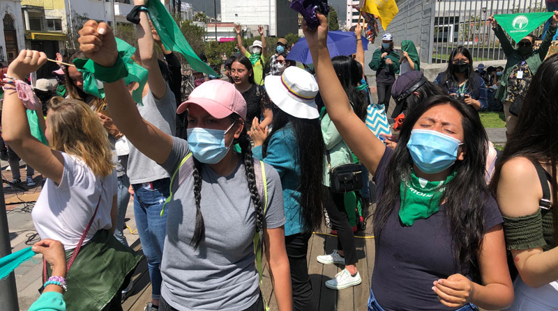 El debate de la Ley de aborto por violación ha congregado a activistas en los exteriores de la Asamblea, en Quito. Foto: Diego Pallero/ EL COMERCIO
