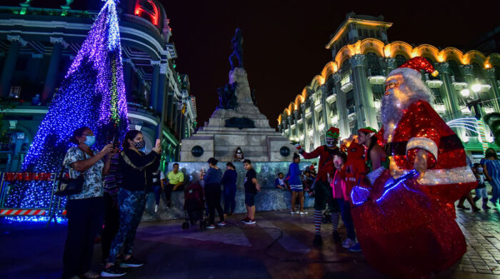 El Municipio guayaquileño decoró la Plaza de la Administración con luces y adornos. Foto: Enrique Pesantes/ EL COMERCIO
