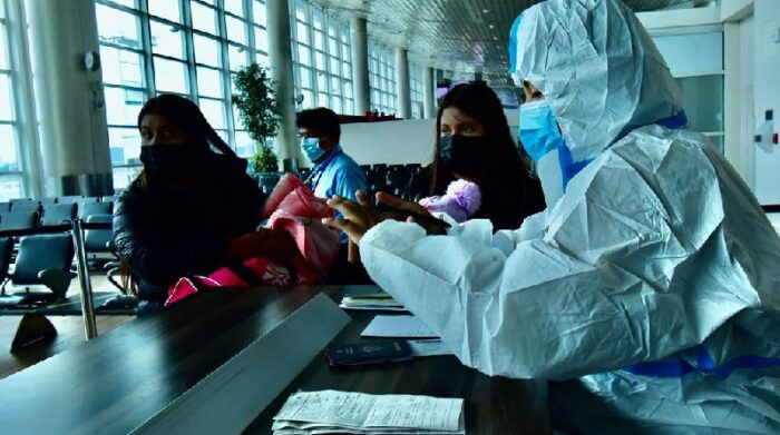 En el Aeropuerto de Guayaquil el Ministerio de Salud Pública extremó controles y exigencias desde el pasado 1 de diciembre debido a la alerta mundial por la variante Ómicron. Foto: Enrique Pesantes / EL COMERCIO