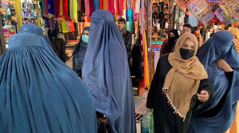 Mujeres vestidas con burka y hiyab (o pañuelo) islámico en un mercado de Kabul. El portavoz del todopoderoso Ministerio para la Propagación de la Virtud y la Prevención del Vicio del Gobierno talibán, Mohammad Sadiq, capaz de influir en el destino de las afganas, asegura en una entrevista a EFE que las estudiantes podrán regresar a escuelas y universidades tras la pausa invernal. Foto: EFE