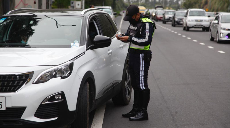 Los agentes de la AMT sancionan a los conductores que irrespetan el Pico y placa en Quito. Foto: EL COMERCIO