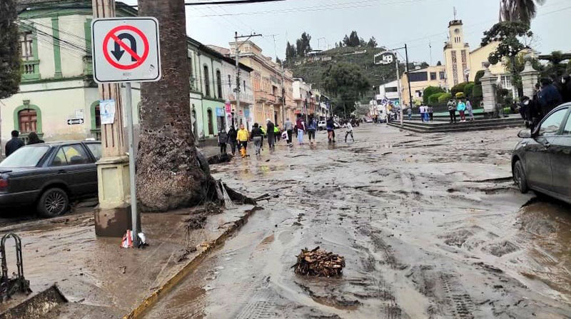 Los equipos de atención rápida de los gobiernos locales retiran los escombros acumulados en Guano, cantón de Chimborazo. Foto Cortesía Prefectura de Chimborazo