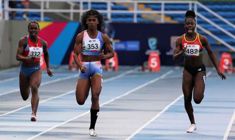 Anahí Suárez (centro) ganó la medalla de oro en los 100 metros libres. Foto: Comité Olímpico Ecuatoriano