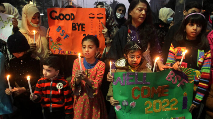 Los estudiantes sostienen velas durante una manifestación para orar por la paz en el año 2022 en la víspera de Año Nuevo en Lahore, Pakistán, el 31 de diciembre de 2021. Foto: EFE