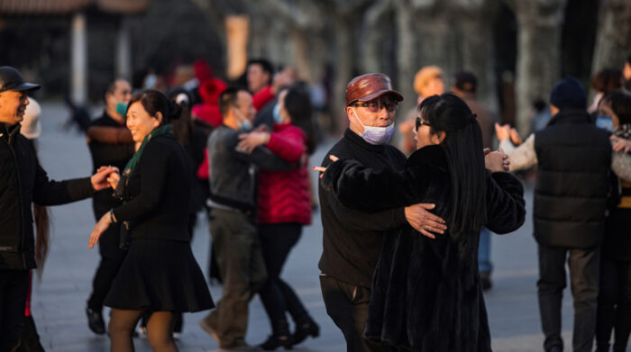 La gente baila en un parque en Shanghai, China, el 31 de diciembre de 2021. Muchas ciudades chinas cancelaron las celebraciones de Año Nuevo en medio de crecientes preocupaciones sobre el Covid-19. Foto: EFE