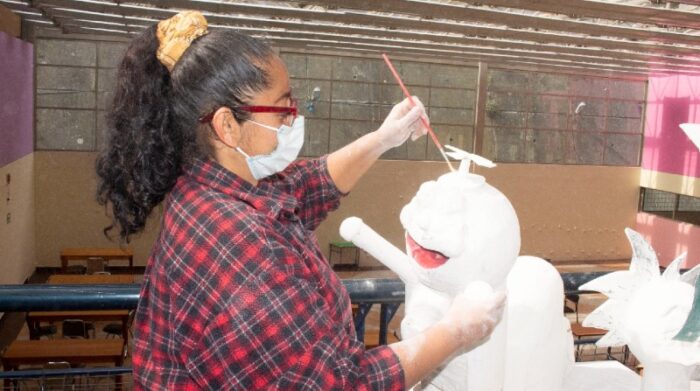 Desde noviembre empezaron con la elaboración de los monigotes con material reciclado. Foto: Cortesía Patronato San José