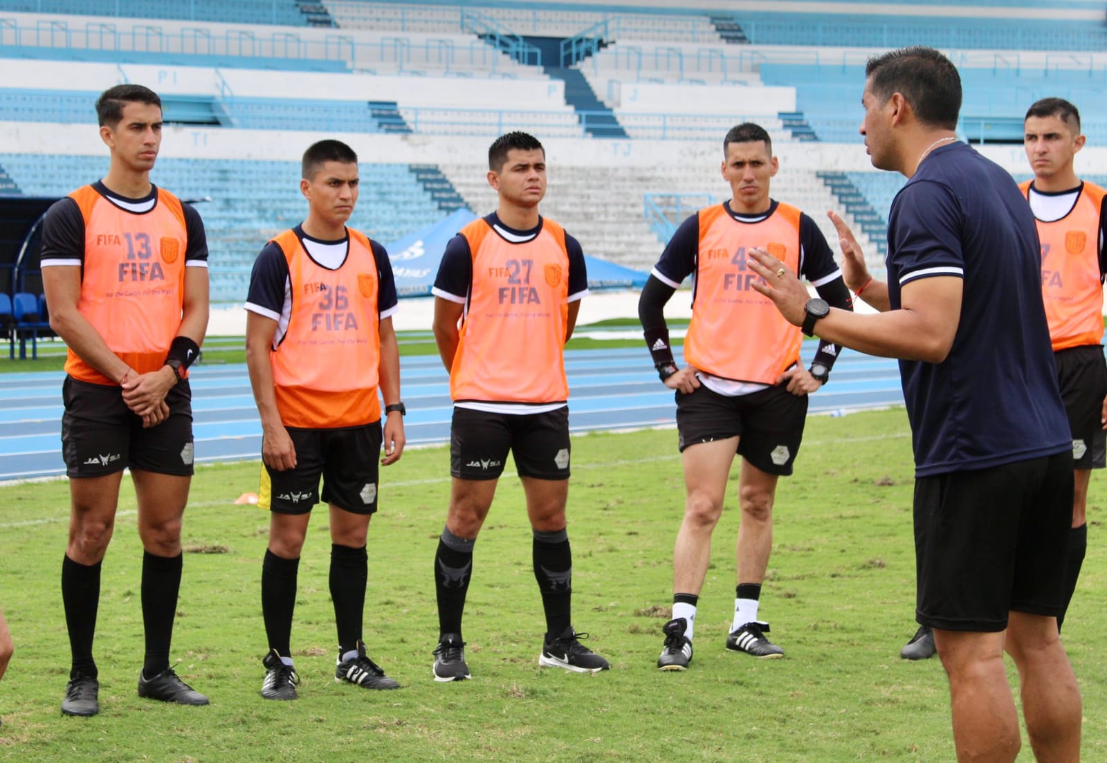 Foto referencial de los árbitros ecuatorianos en capacitación. Foto: FEF