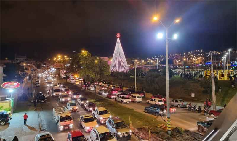 El árbol navideño está ubicado en el parque de Miraflores, en el norte de Cuenca. Foto: Lineida Castillo / EL COMERCIO