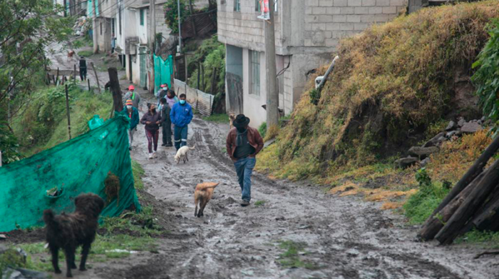 En el barrio Atucucho las lluvias dejaron las calles enlodadas y en mal estado. Foto: Patricio Terán / EL COMERCIO