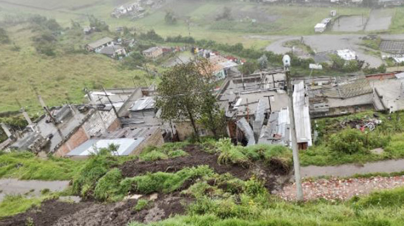 El deslizamiento de tierra obstruyó una calle de Atucucho y afectó una vivienda. Foto: cortesía Cuerpo de Bomberos de Quito