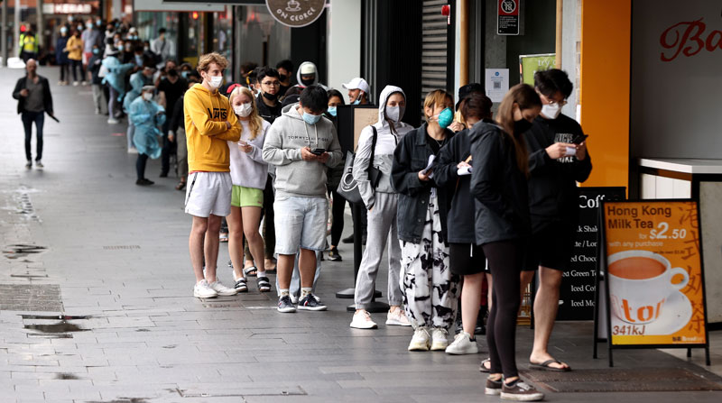 Decenas de personas hacen fila a la espera de someterse a las pruebas PCR en Sídney, Australia. Foto: EFE