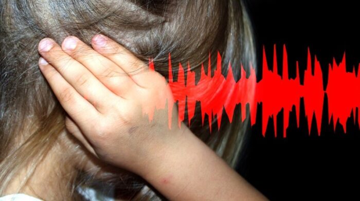 Imagen referencial. Los niños con autismo pueden autolesionarse por el ruido de la pirotecnia. Foto: Pixabay.