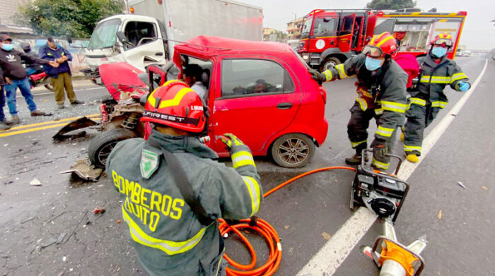 La parte delantera del auto quedó destrozada, debido al siniestro. Foto: Cuerpo de Bomberos Quito