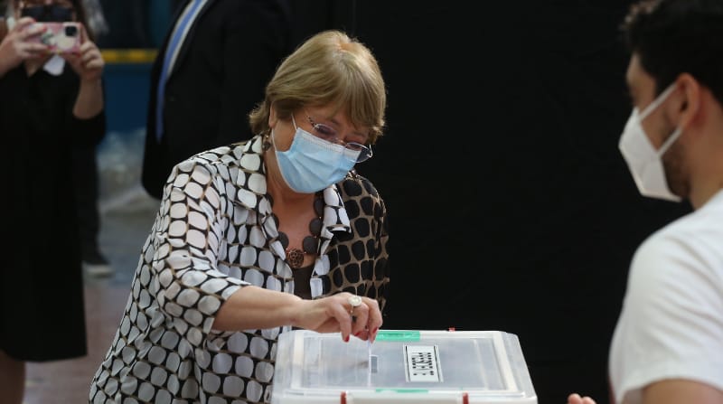 La Alta Comisionada de Naciones Unidas para los Derechos Humanos y expresidenta de Chile, Michelle Bachelet, ejerce su derecho al voto este 19 de diciembre del 2021 en Santiago de Chile (Chile). Foto: EFE