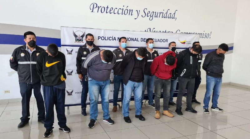 La Policía detuvo a cinco personas entre nacionales y extranjeros dedicados presuntamente al robo de locales comerciales. Foto: Policía