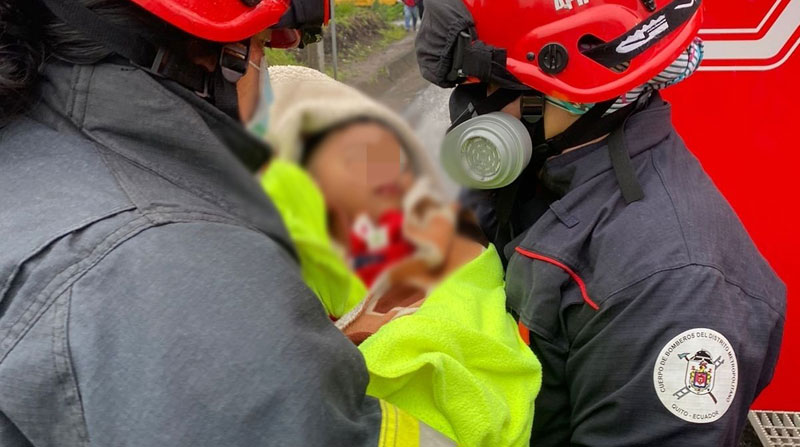 El bebé fue rescatado por socorristas de los Bomberos y examinado por paramédicos. Foto: Cuerpo de Bomberos de Quito