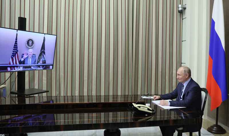 Joe Biden mantuvo una reunión virtual de dos horas con su homólogo ruso Vladímir Putin. Foto: EFE