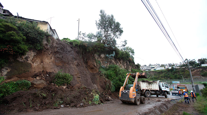 Deslizamiento de tierra en el barrio La Bota producto de las fuertes precipitaciones en Quito. Foto: Julio Estrella / EL COMERCIO