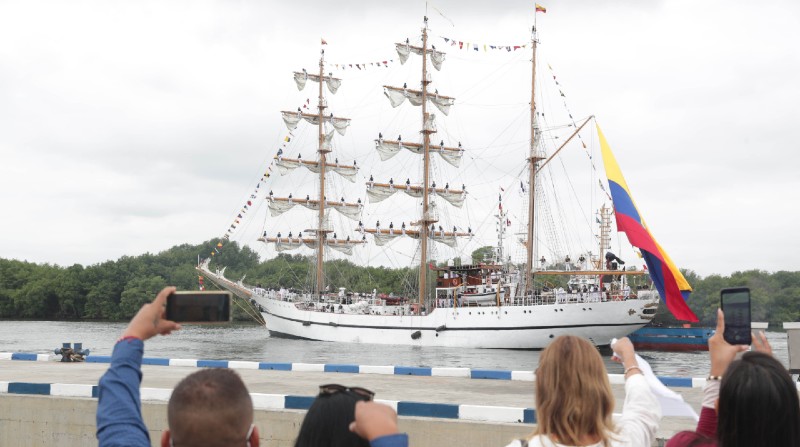 Fotografía cedida por la Secretaría General de Comunicación de la Presidencia (Secom) que muestra la partida del buque escuela de la Armada ecuatoriana. Foto: EFE