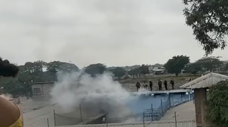 La Policía lanzó gases lacrimógenos desde el techo del penal masculino de la provincia de Los Ríos para aplacar la revuelta. Foto: Captura